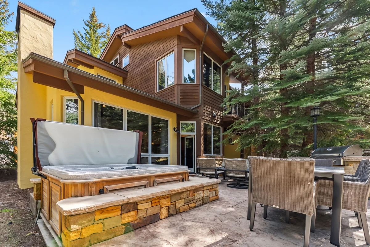 Wander Vail Charm #83