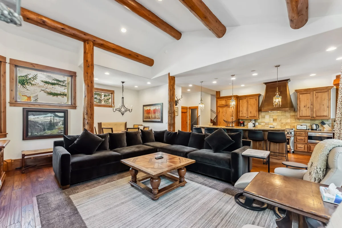 Wander Vail Charm #48