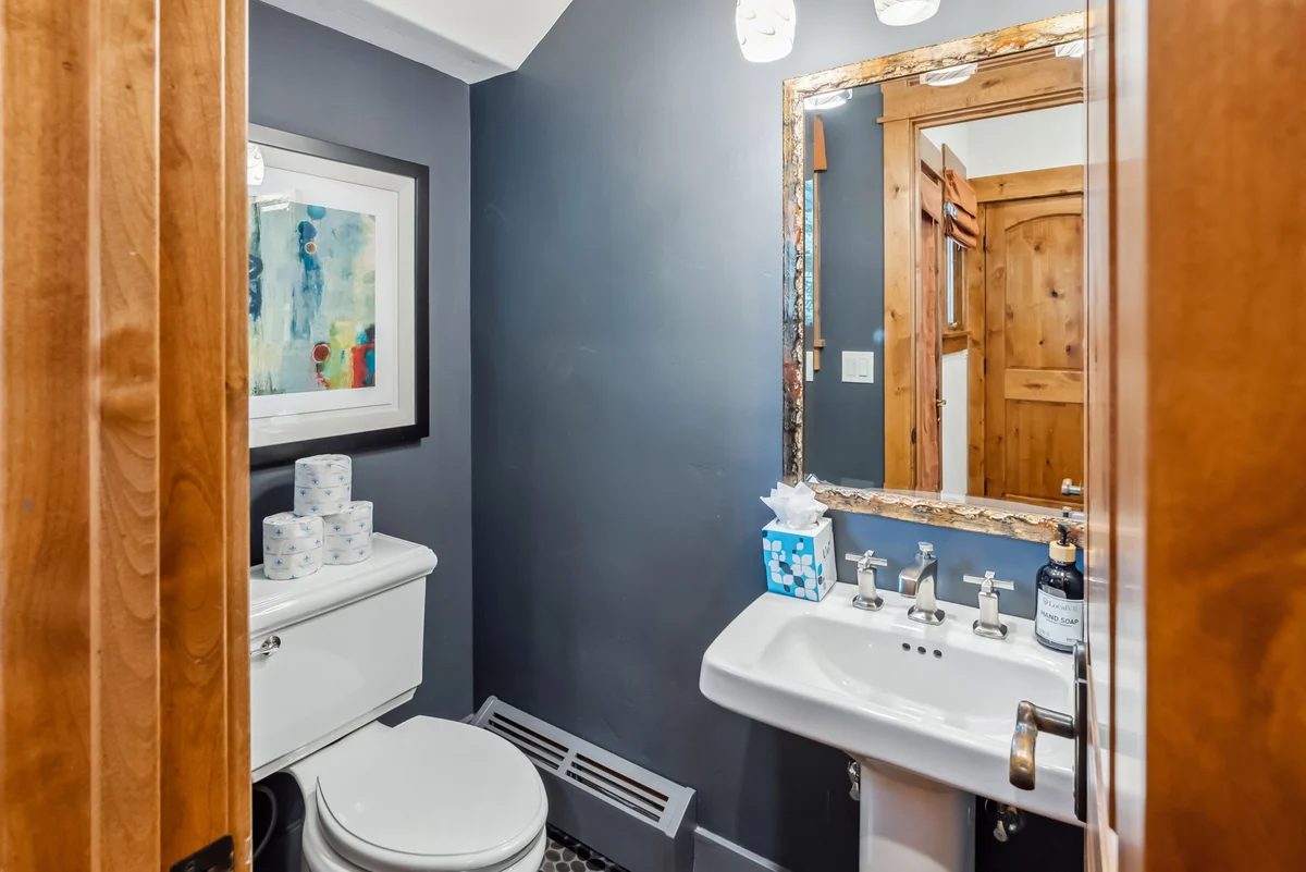 Wander Vail Charm #84