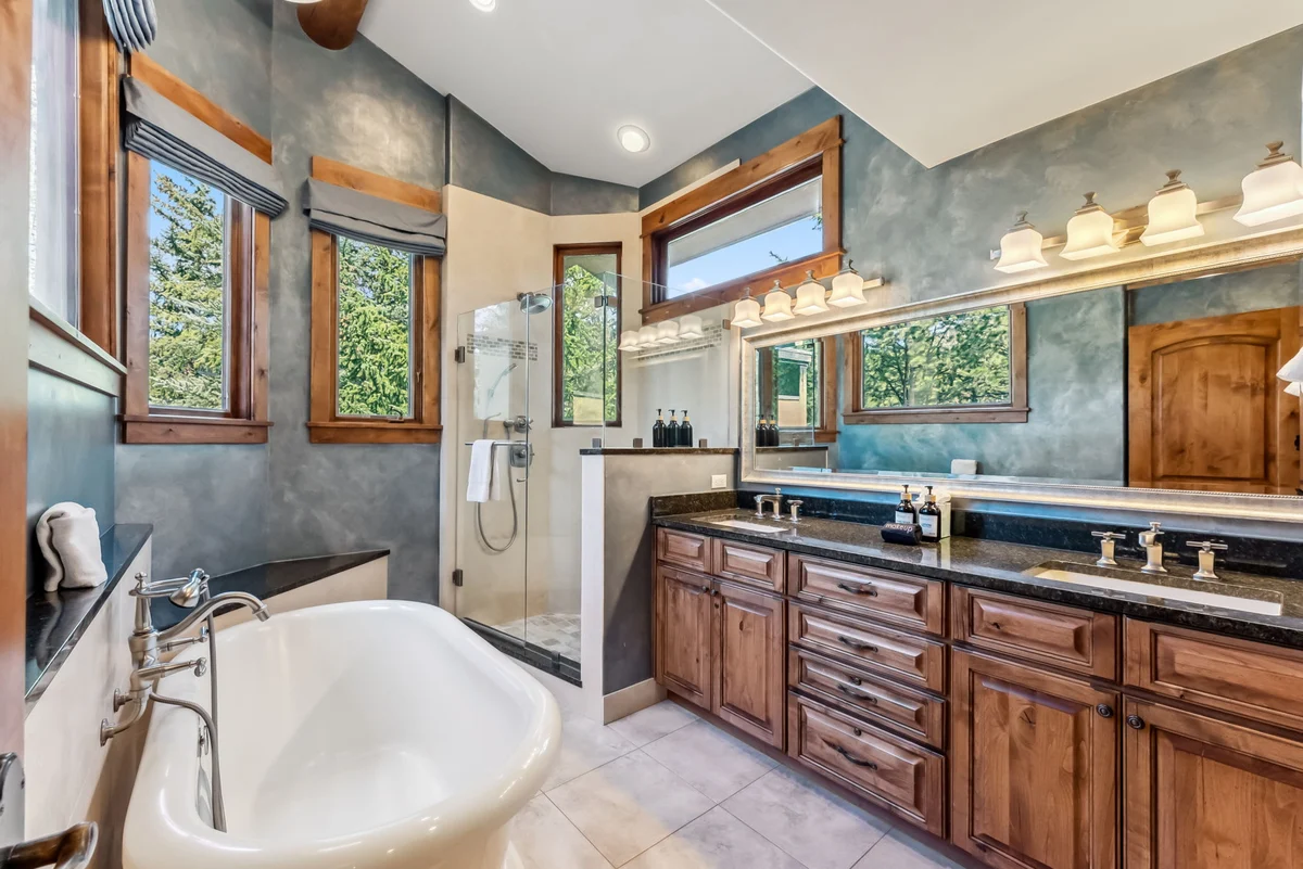 Wander Vail Charm #64