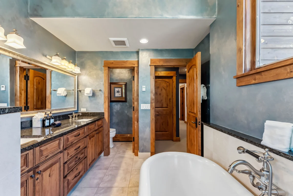 Wander Vail Charm #74