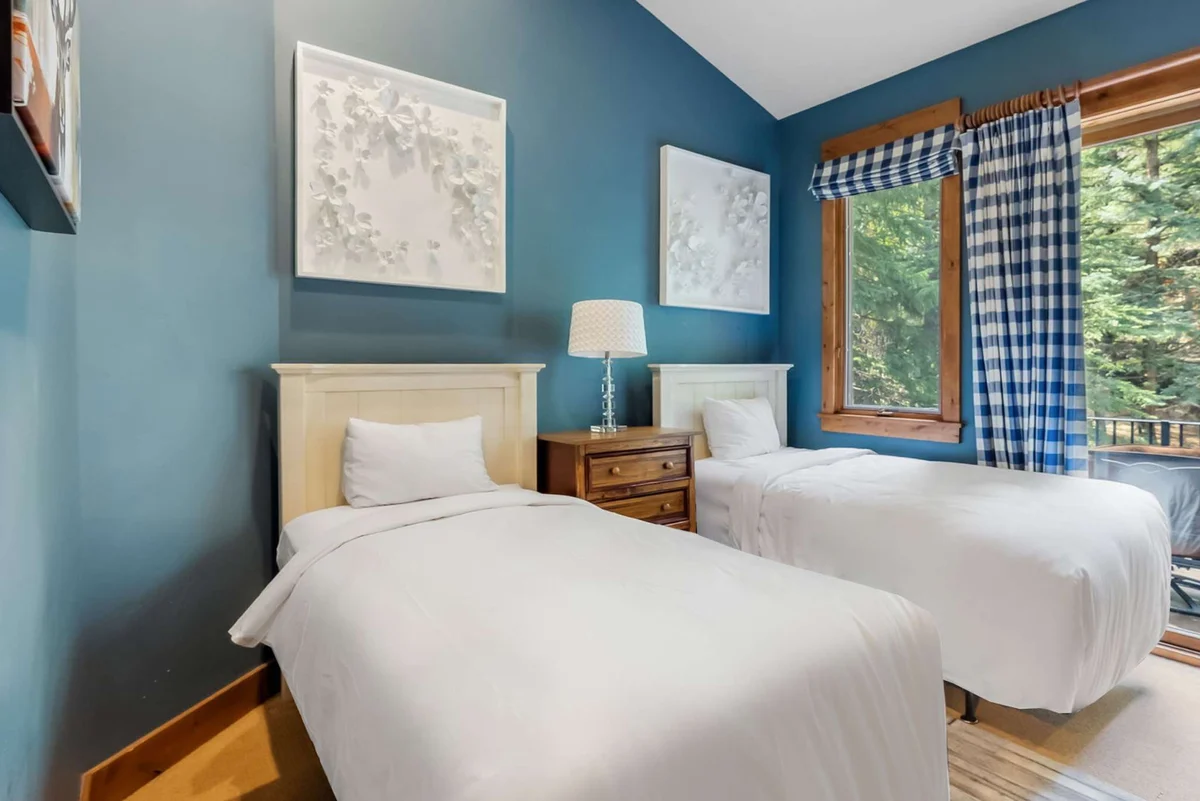 Wander Vail Charm #60