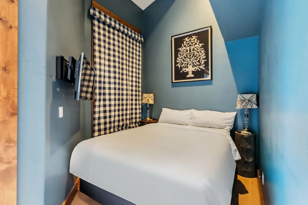 Wander Vail Charm #80