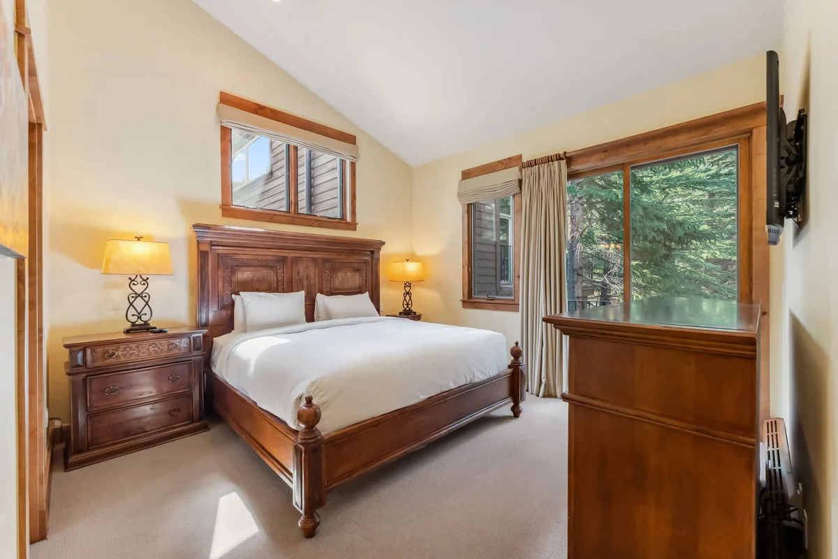 Wander Vail Charm #56