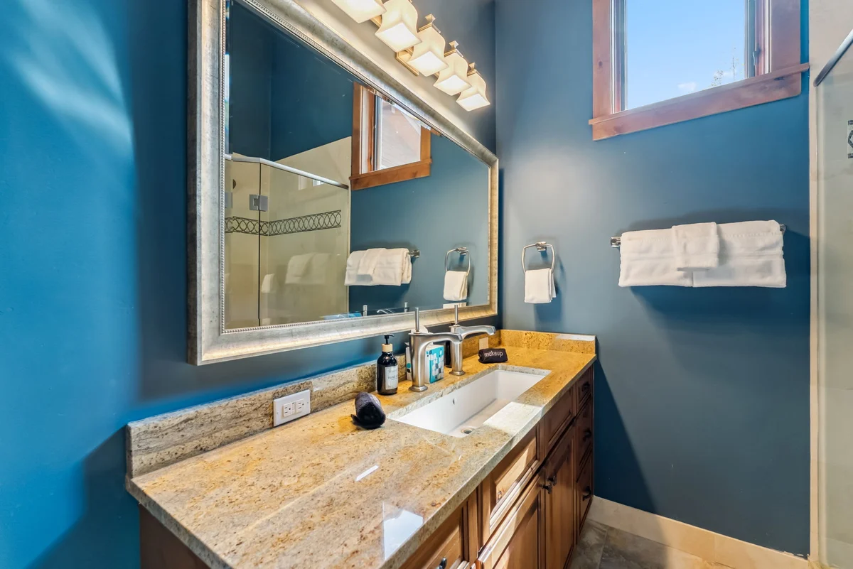 Wander Vail Charm #51