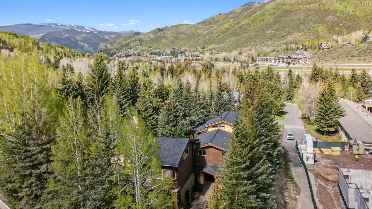 Wander Vail Charm #68
