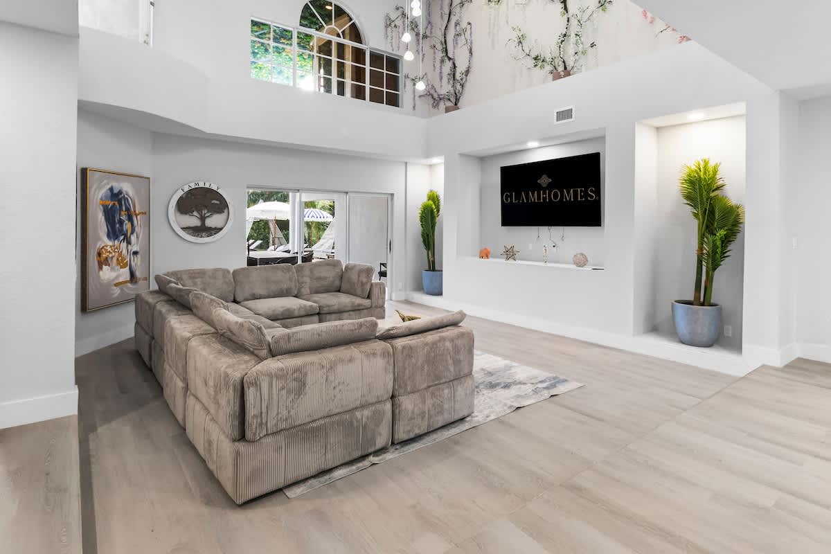 Wander Miami Manor #91