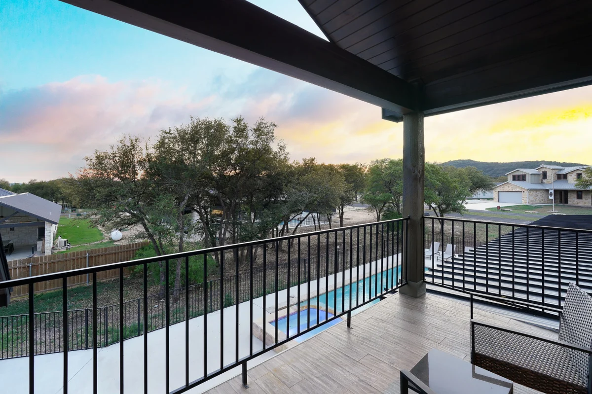 Near Frio~Pool~Hot tub~2 Kitchens~For 30 • White Horse Frio #61