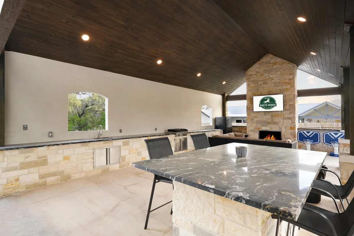 Near Frio~Pool~Hot tub~2 Kitchens~For 30 • White Horse Frio #67