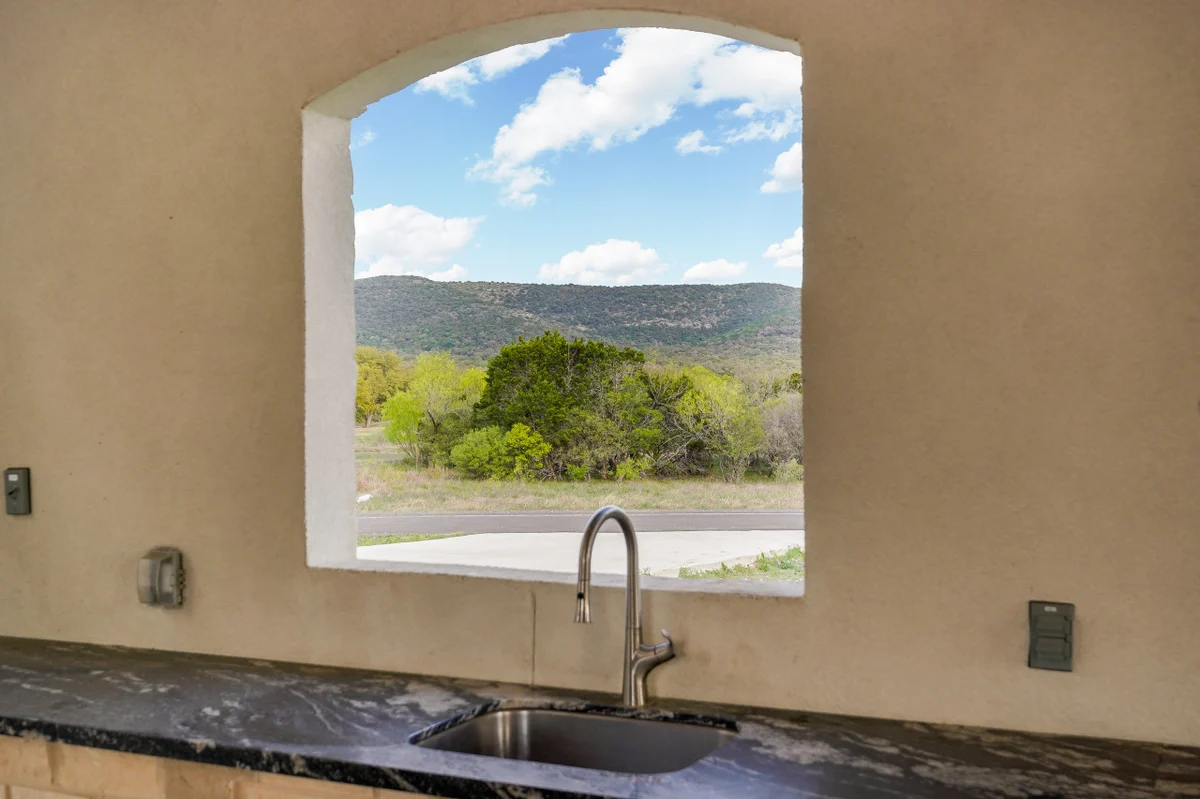 Near Frio~Pool~Hot tub~2 Kitchens~For 30 • White Horse Frio #107