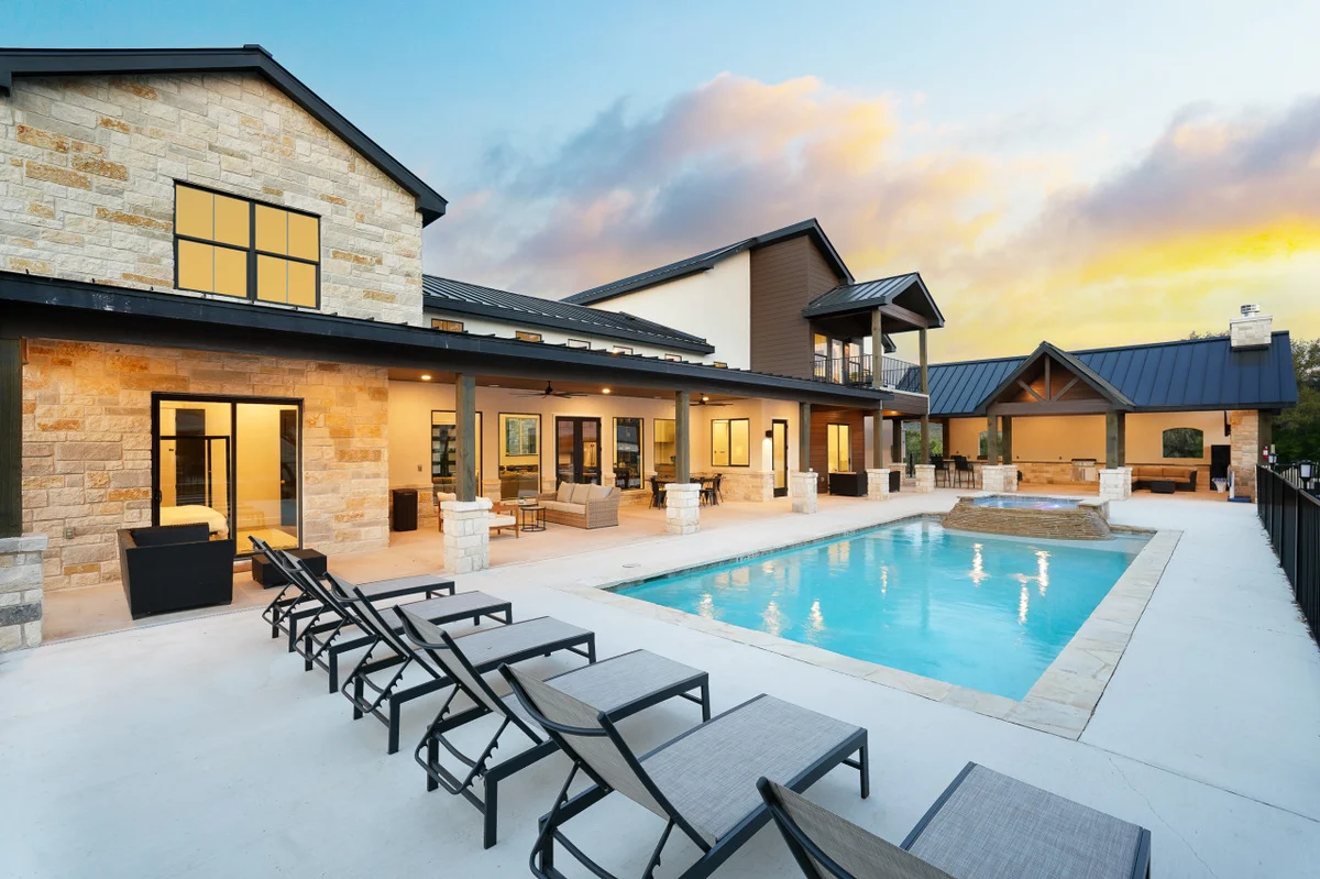 Near Frio~Pool~Hot tub~2 Kitchens~For 30 • White Horse Frio #75