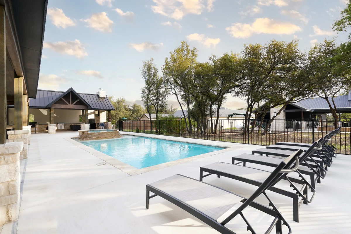 Near Frio~Pool~Hot tub~2 Kitchens~For 30 • White Horse Frio #78