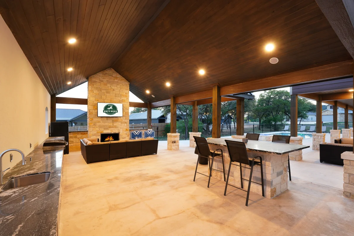 Near Frio~Pool~Hot tub~2 Kitchens~For 30 • White Horse Frio #124
