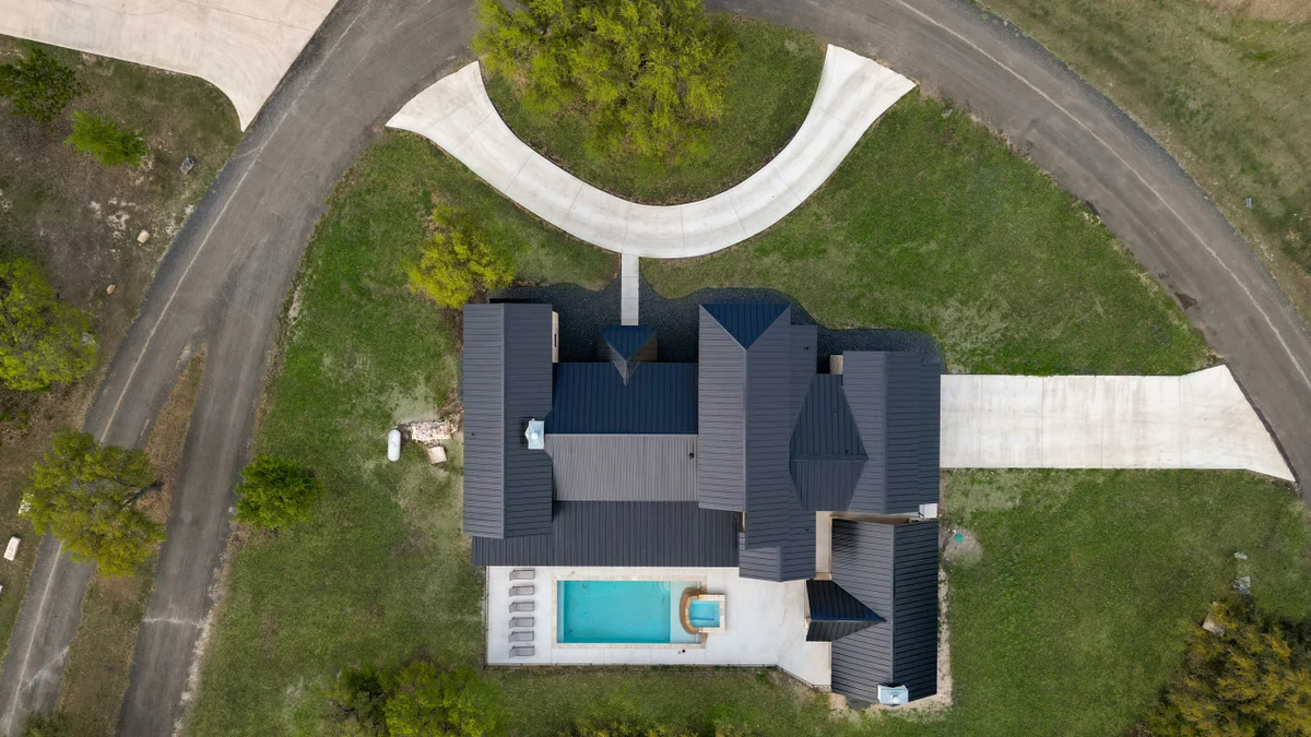 Near Frio~Pool~Hot tub~2 Kitchens~For 30 • White Horse Frio #104