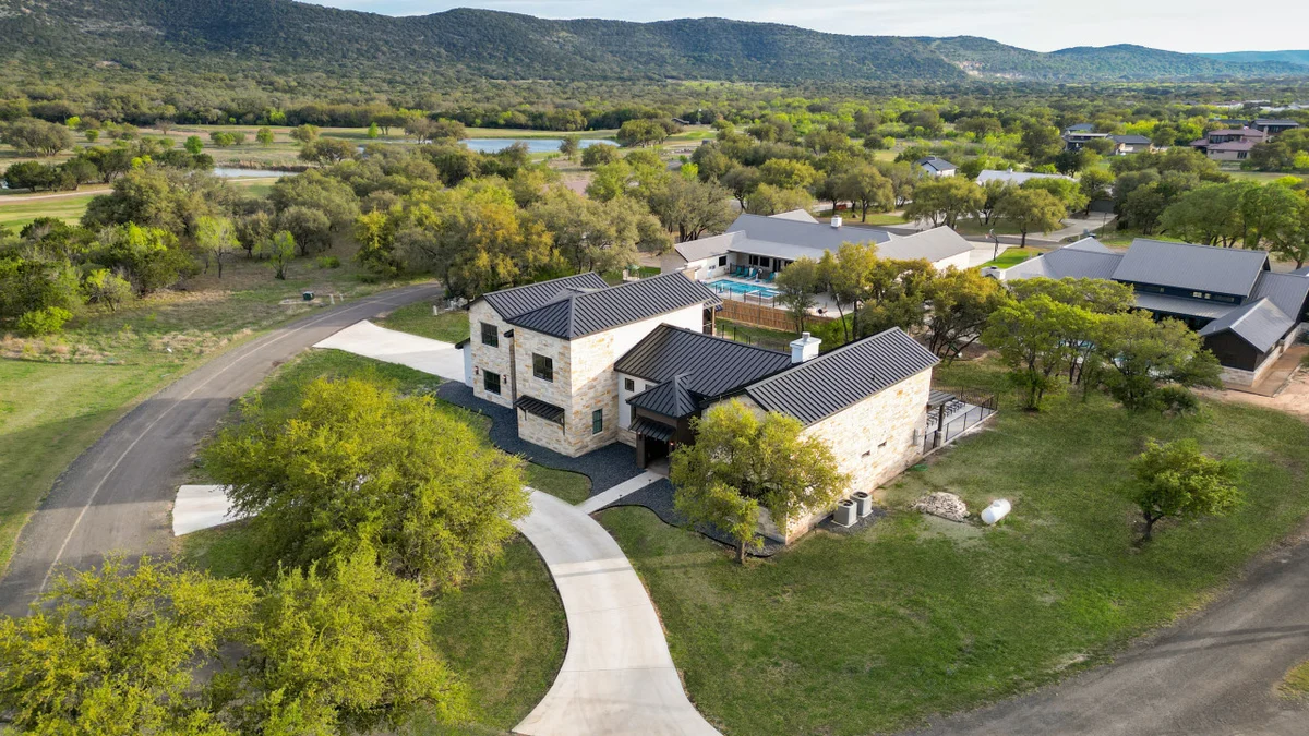 Near Frio~Pool~Hot tub~2 Kitchens~For 30 • White Horse Frio #126