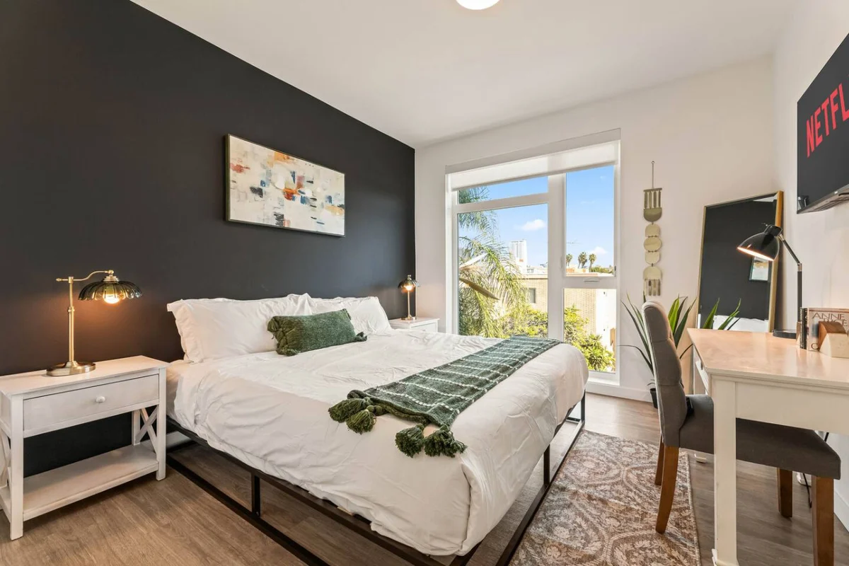 Home in Los Angeles property photo 2