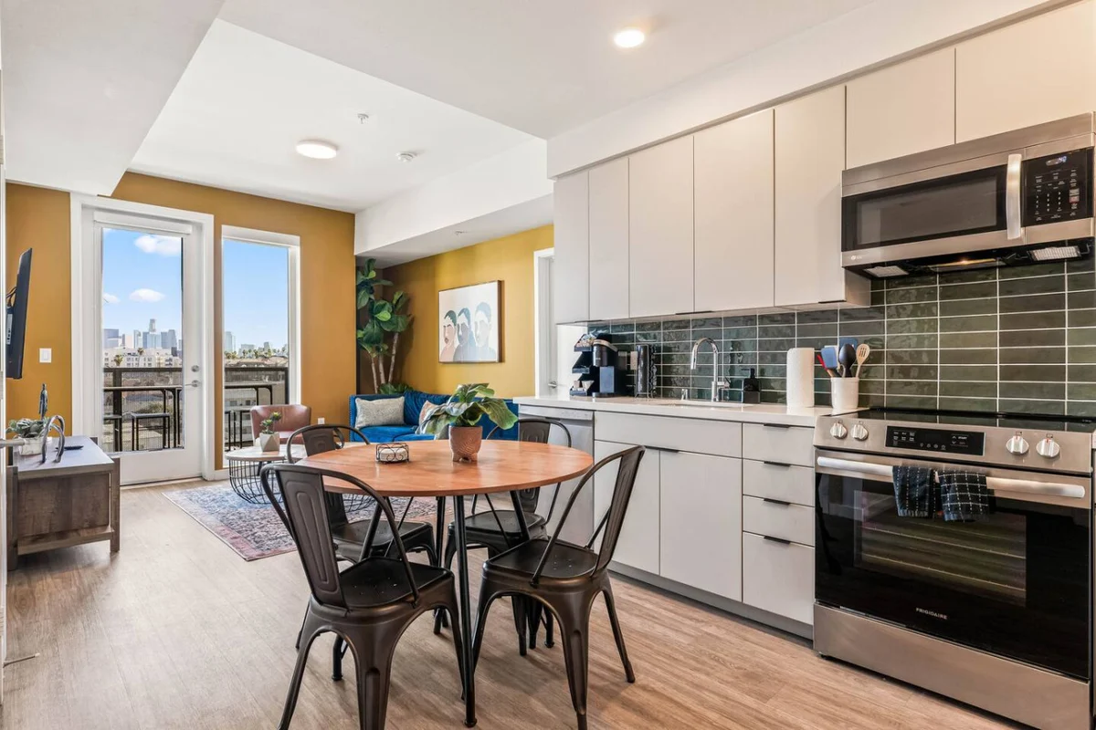 Home in Los Angeles property photo 3