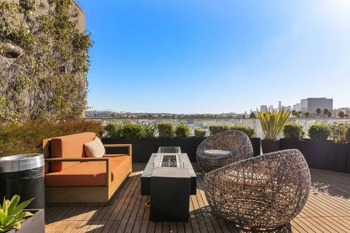 Home in Los Angeles property photo 5