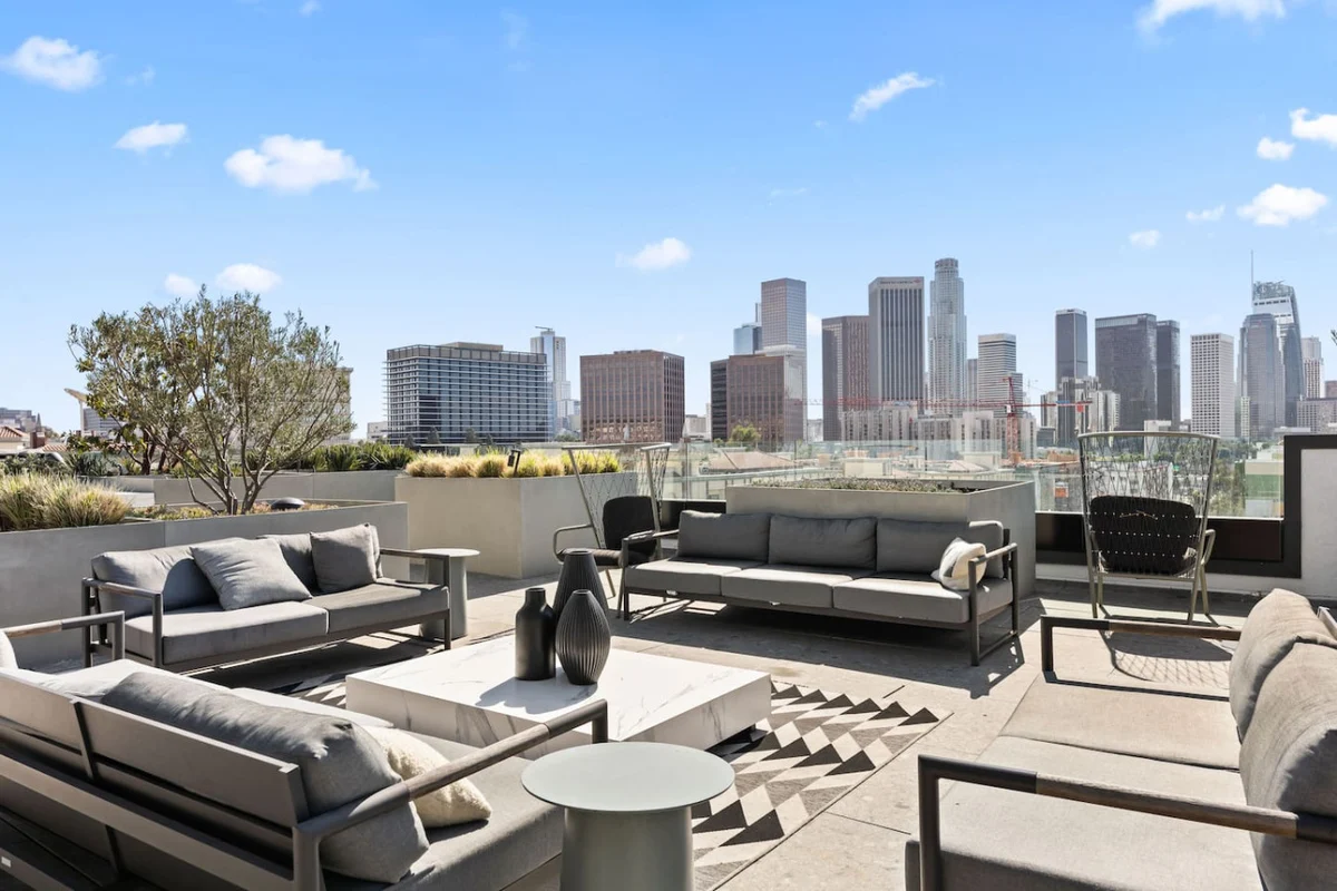 Home in Los Angeles property photo 2