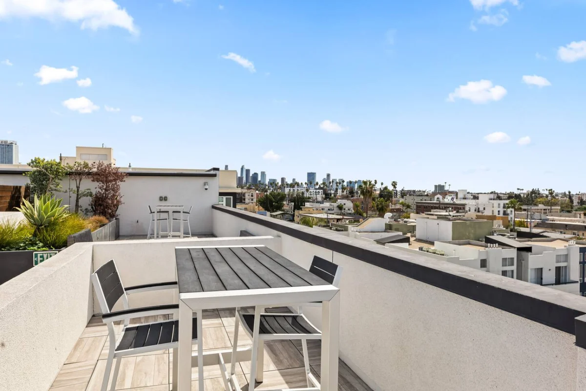 Home in Los Angeles property photo 5
