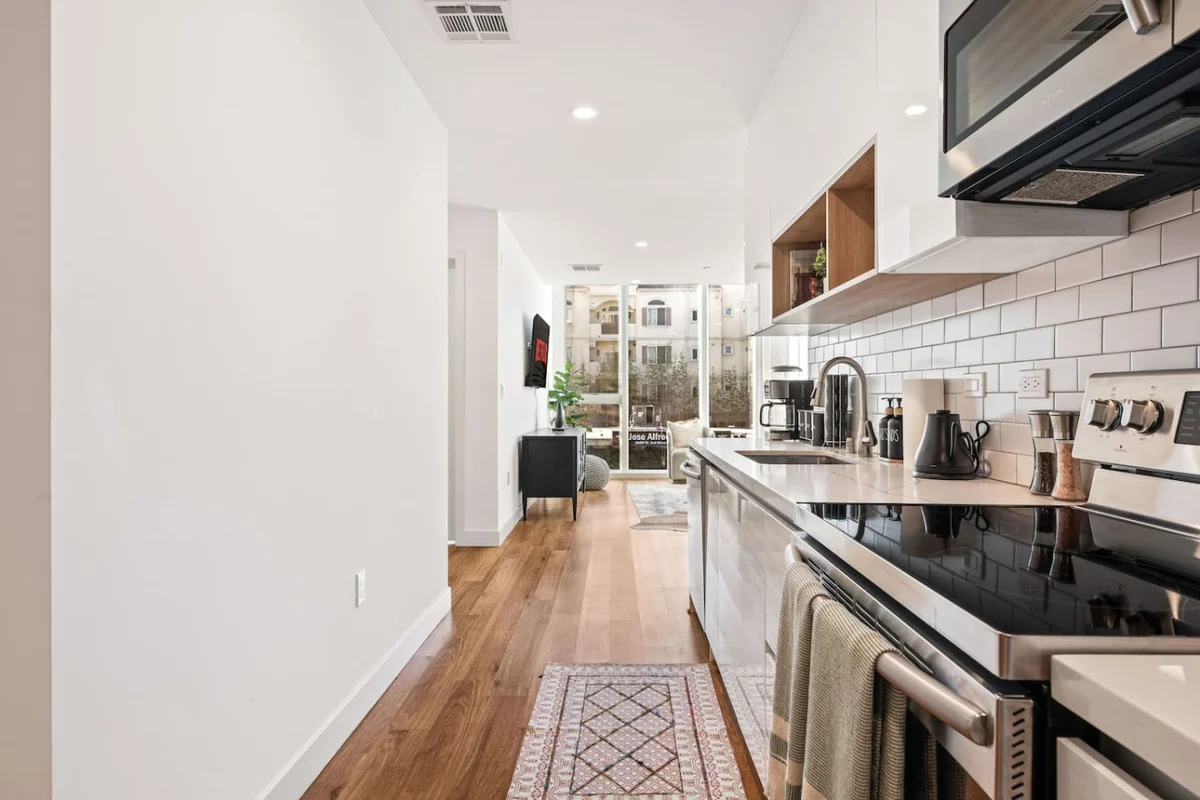 Home in Los Angeles property photo 5