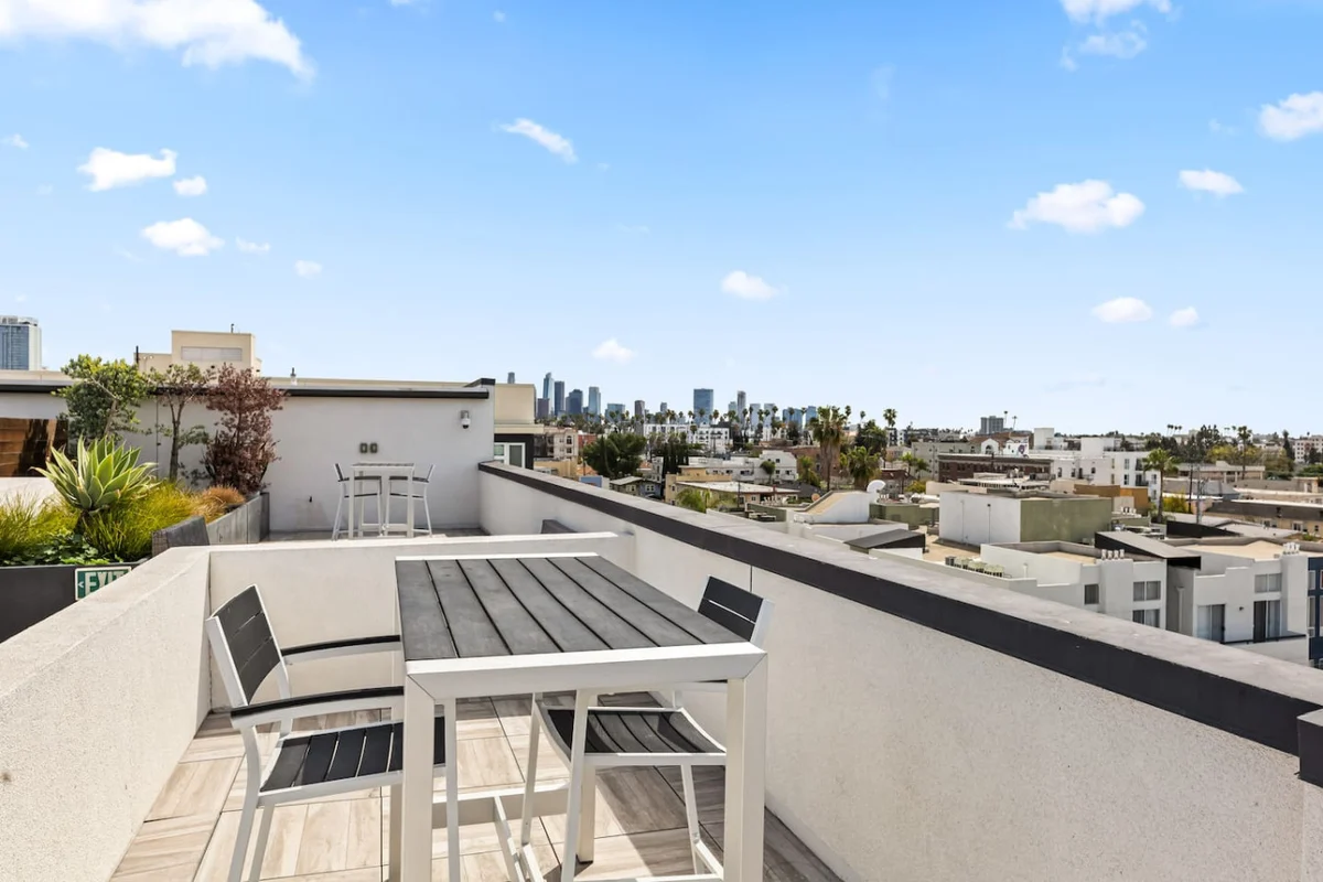 Home in Los Angeles property photo 3
