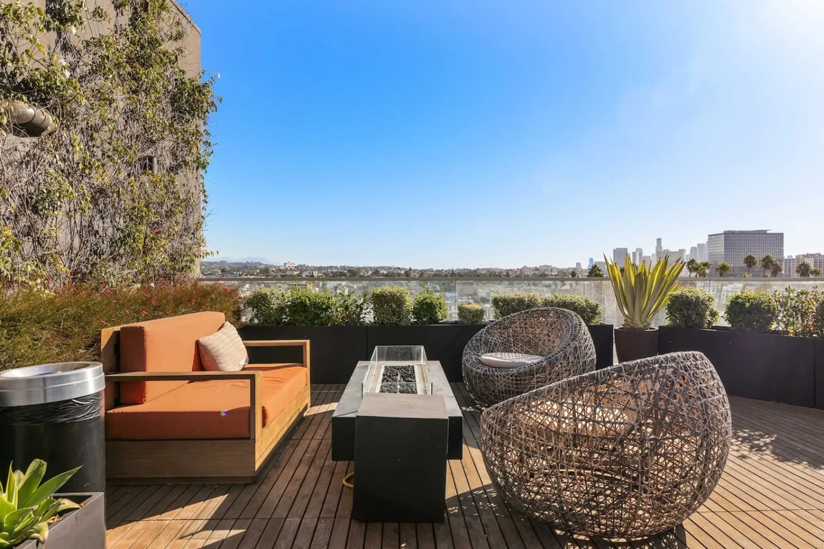 Home in Los Angeles property photo 2