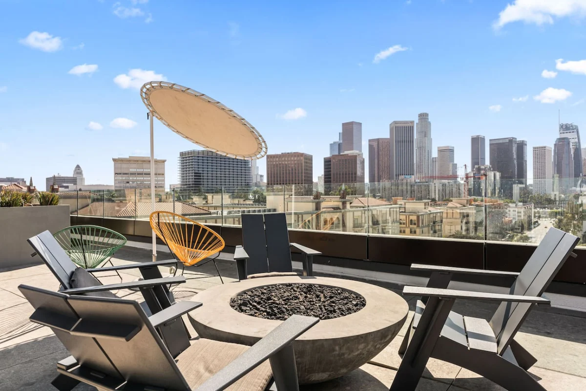 Home in Los Angeles property photo 4
