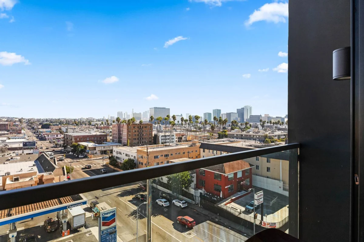 Home in Los Angeles property photo 4
