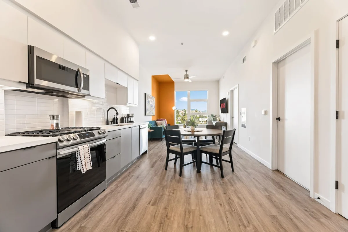 Home in Los Angeles property photo 5