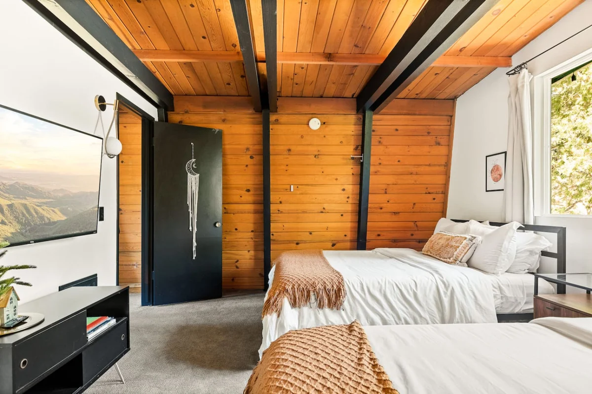 2BR Mid Century Retreat • EV, Hot Tub, BBQ #107
