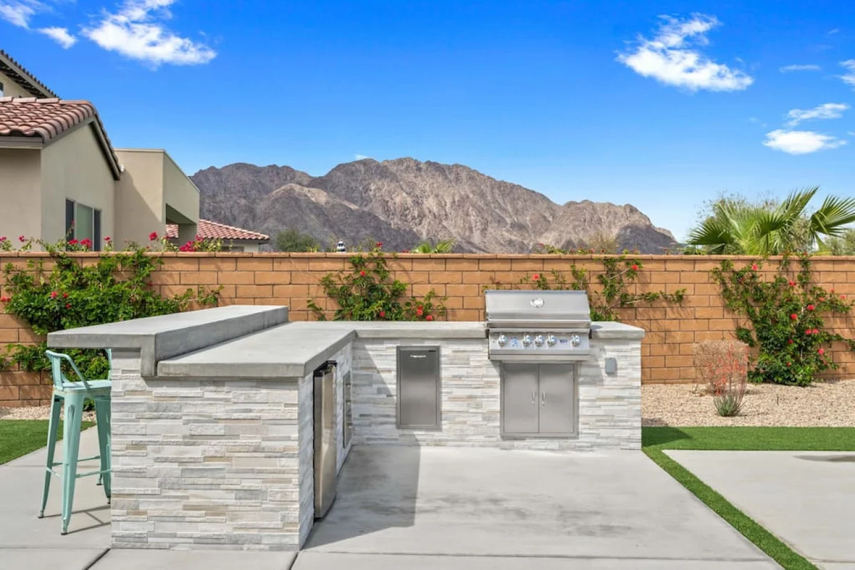 Home in La Quinta property photo 2