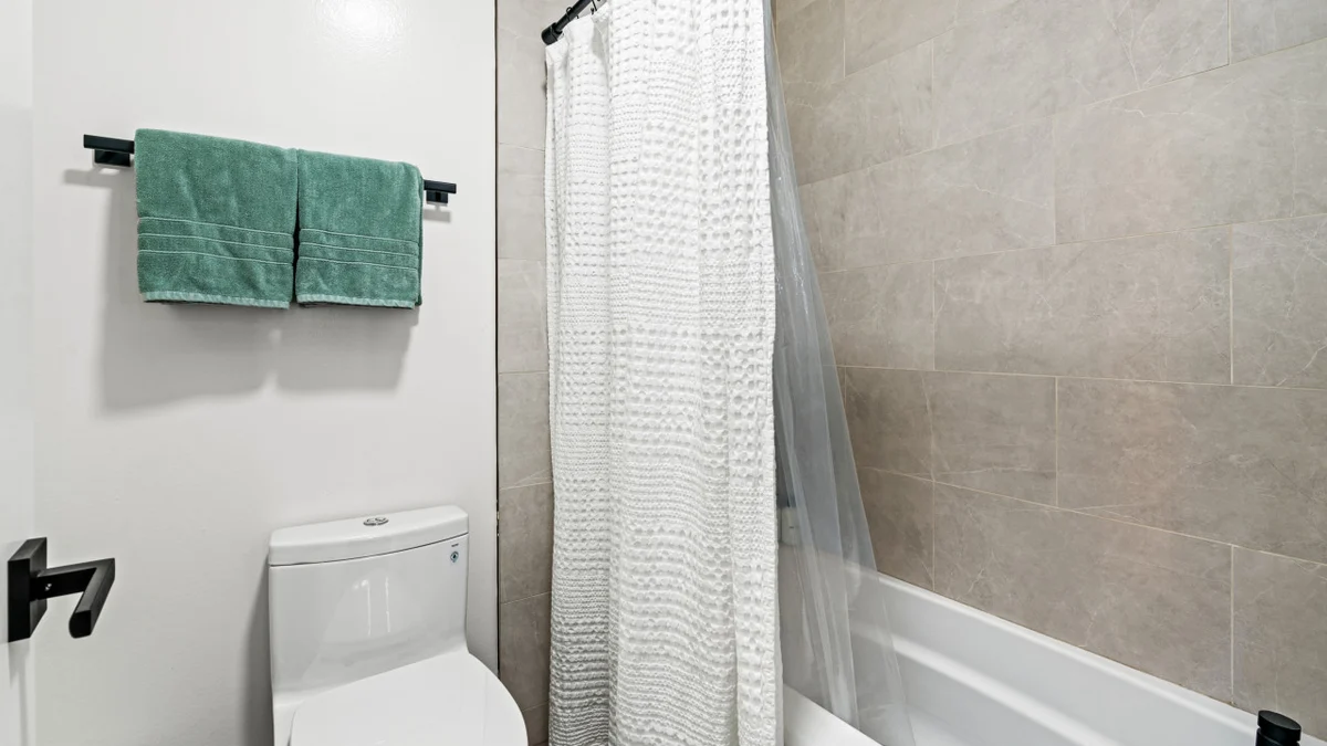Upscale 4BD, Minutes to Plaza, Pool, Spa #77