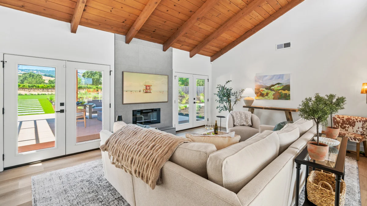 Upscale 4BD, Minutes to Plaza, Pool, Spa #81