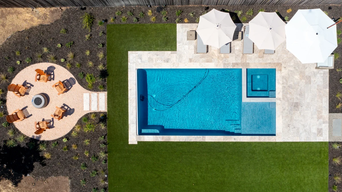 Upscale 4BD, Minutes to Plaza, Pool, Spa #92