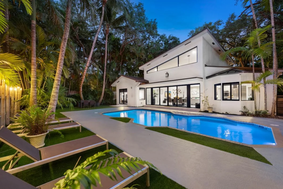 Lush Villa with heated Pool sleeps 13, Location! #83