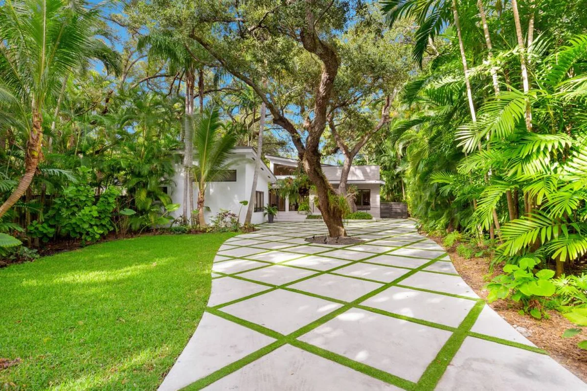 Lush Villa with heated Pool sleeps 13, Location! #76