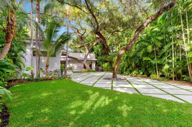 Lush Villa with heated Pool sleeps 13, Location!