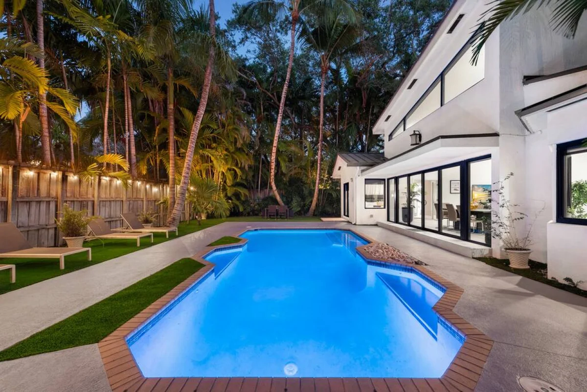 Lush Villa with heated Pool sleeps 13, Location! #88