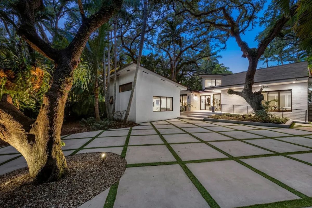 Lush Villa with heated Pool sleeps 13, Location! #74