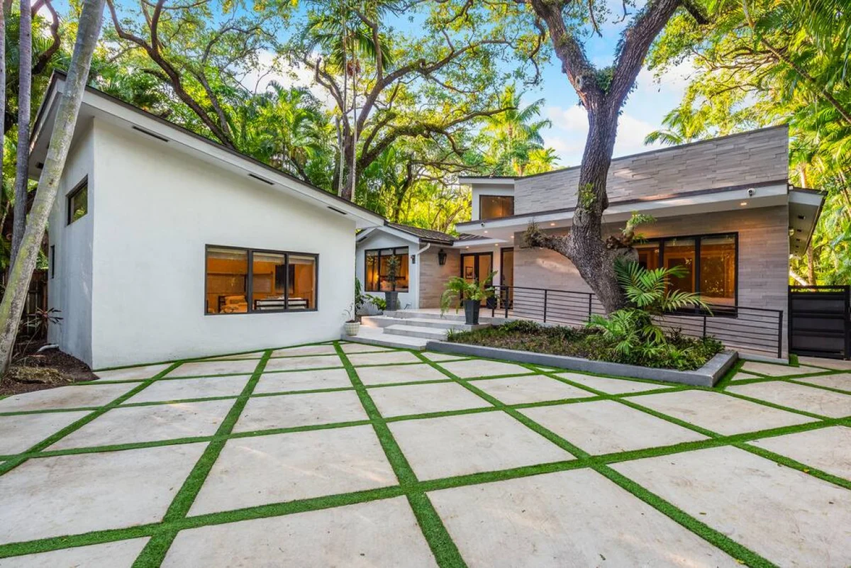 Lush Villa with heated Pool sleeps 13, Location! #71