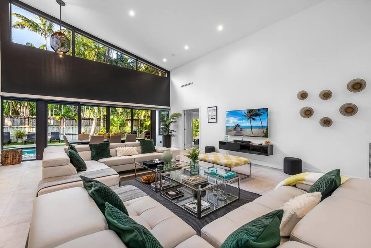 Lush Villa with heated Pool sleeps 13, Location! #119