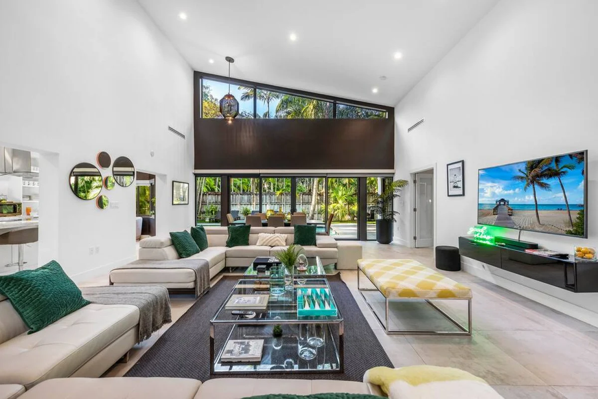 Lush Villa with heated Pool sleeps 13, Location! #93