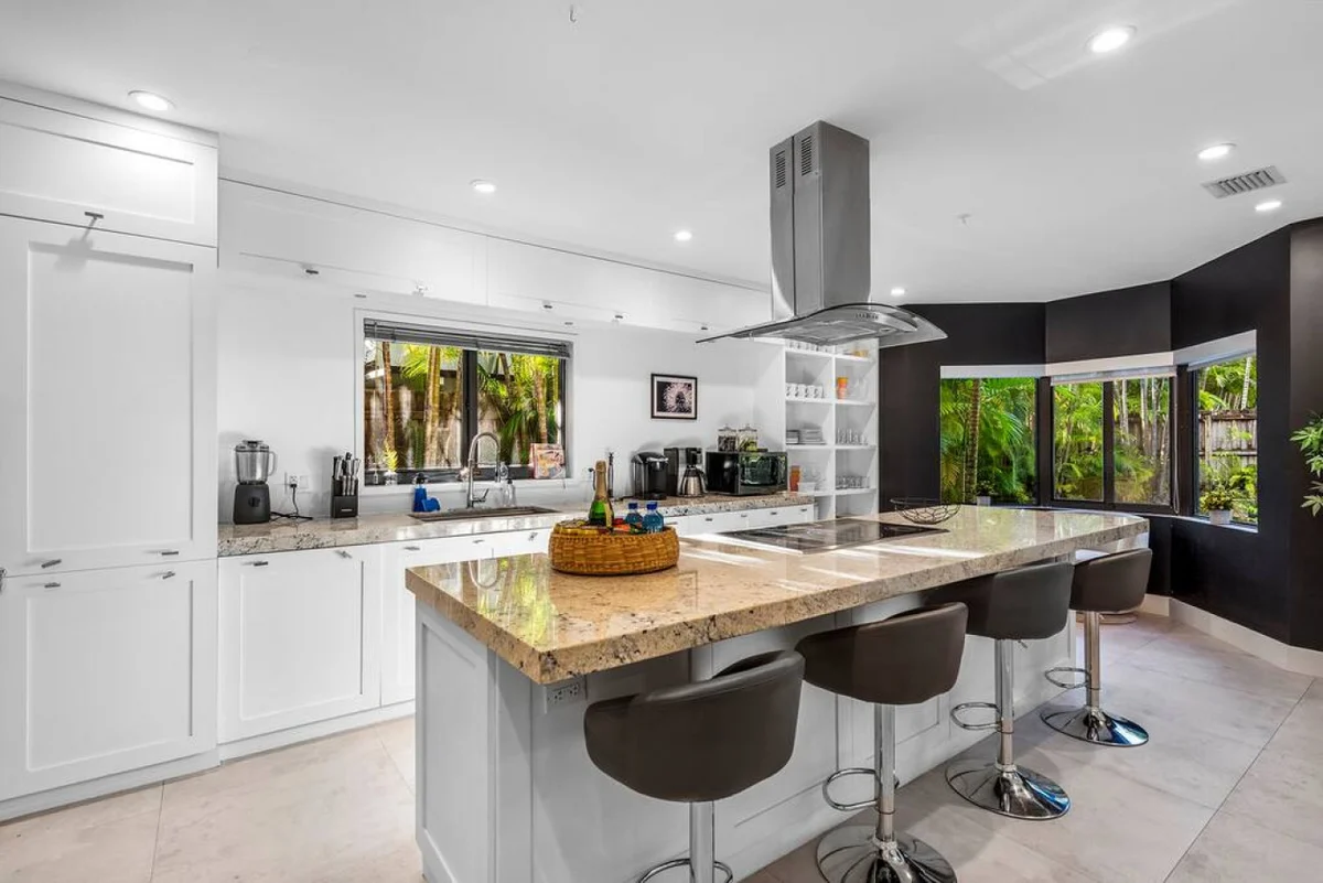 Lush Villa with heated Pool sleeps 13, Location! #127