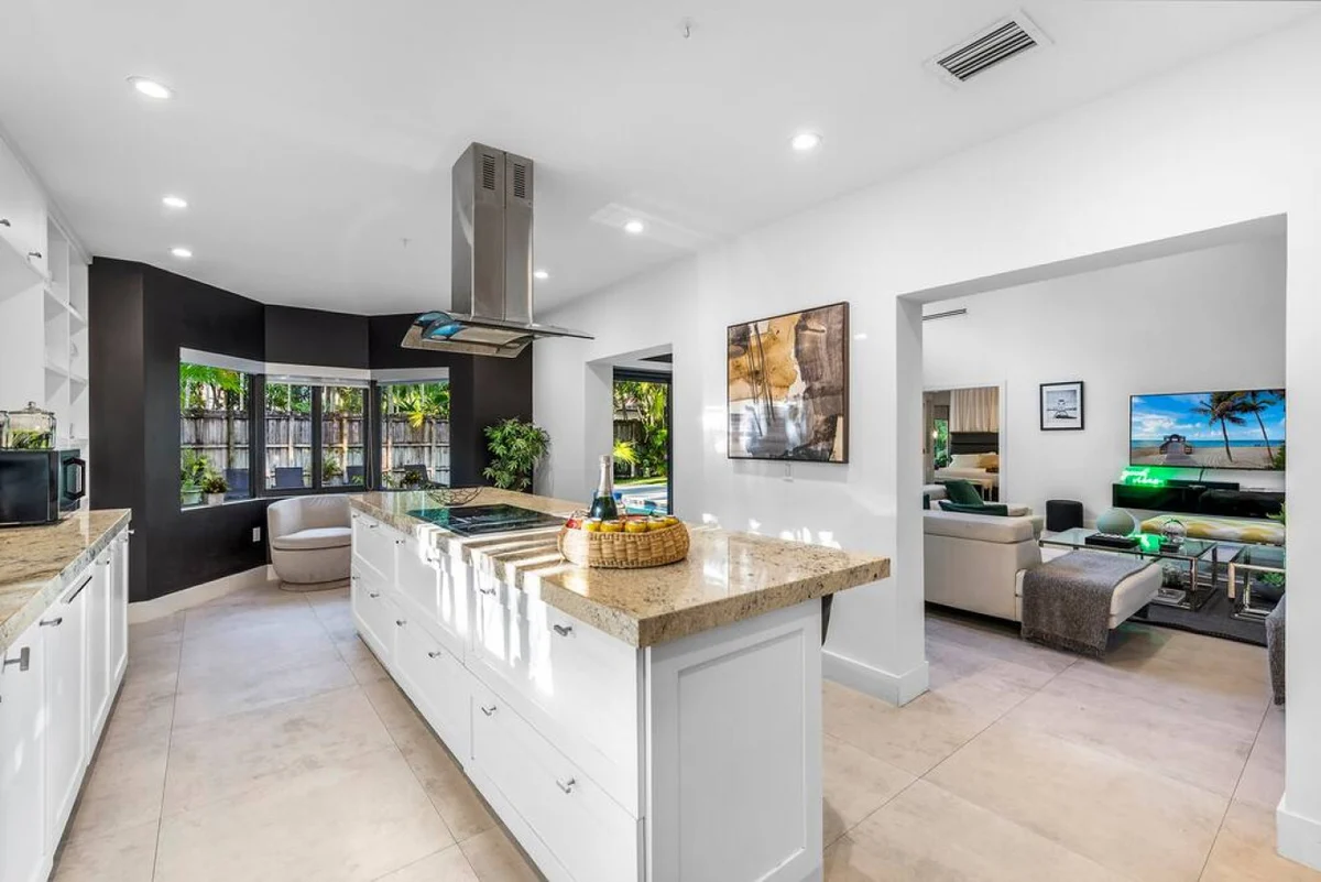 Lush Villa with heated Pool sleeps 13, Location! #126