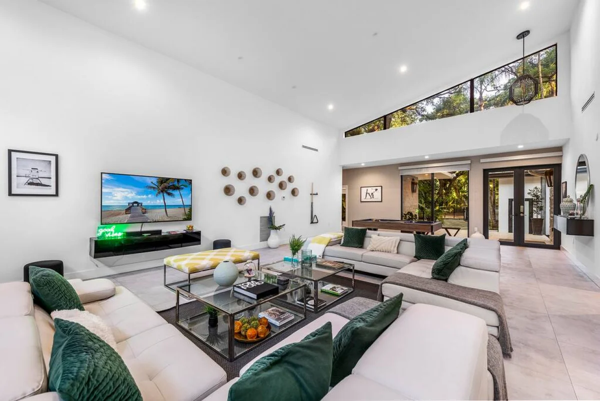 Lush Villa with heated Pool sleeps 13, Location! #116