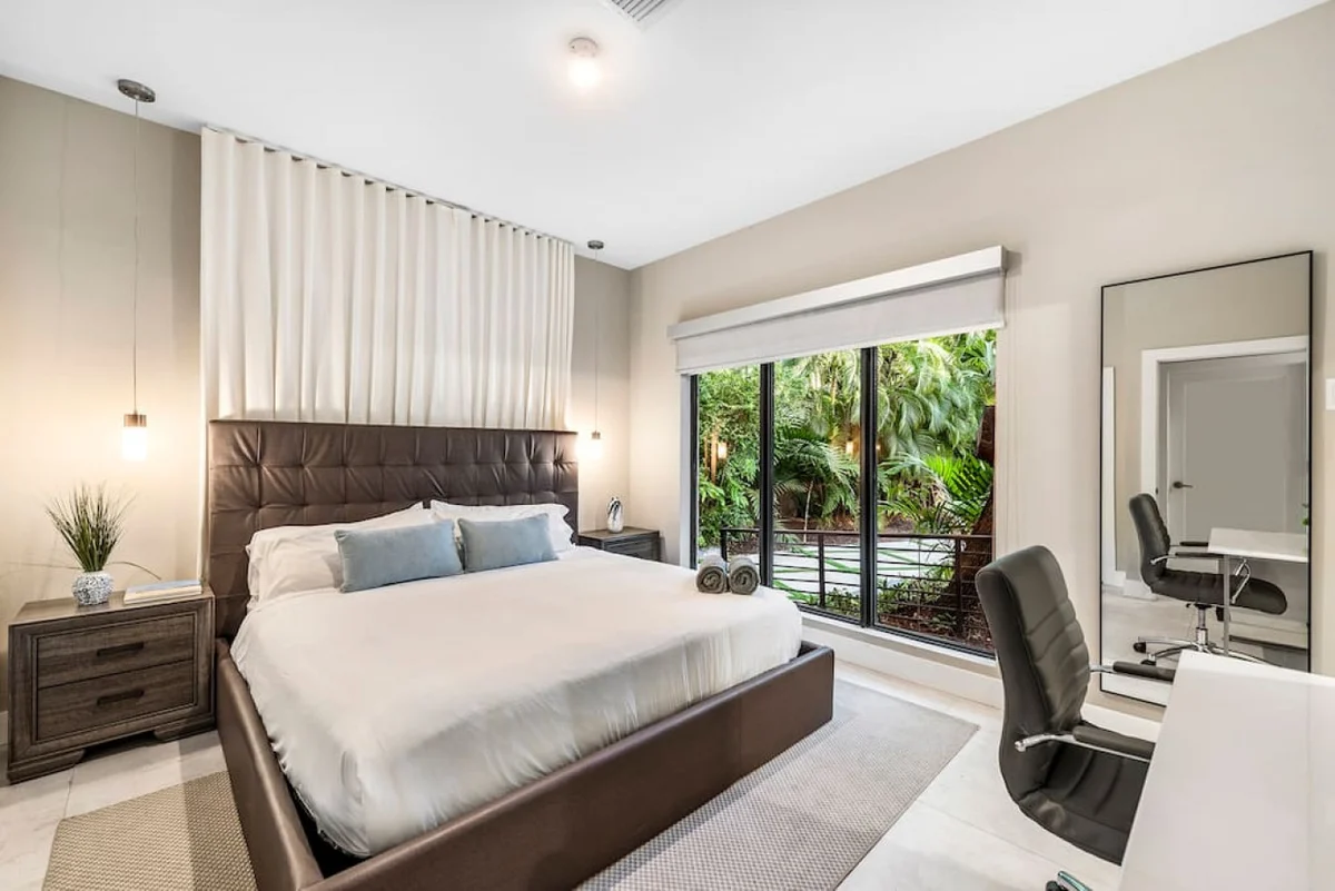 Lush Villa with heated Pool sleeps 13, Location! #89