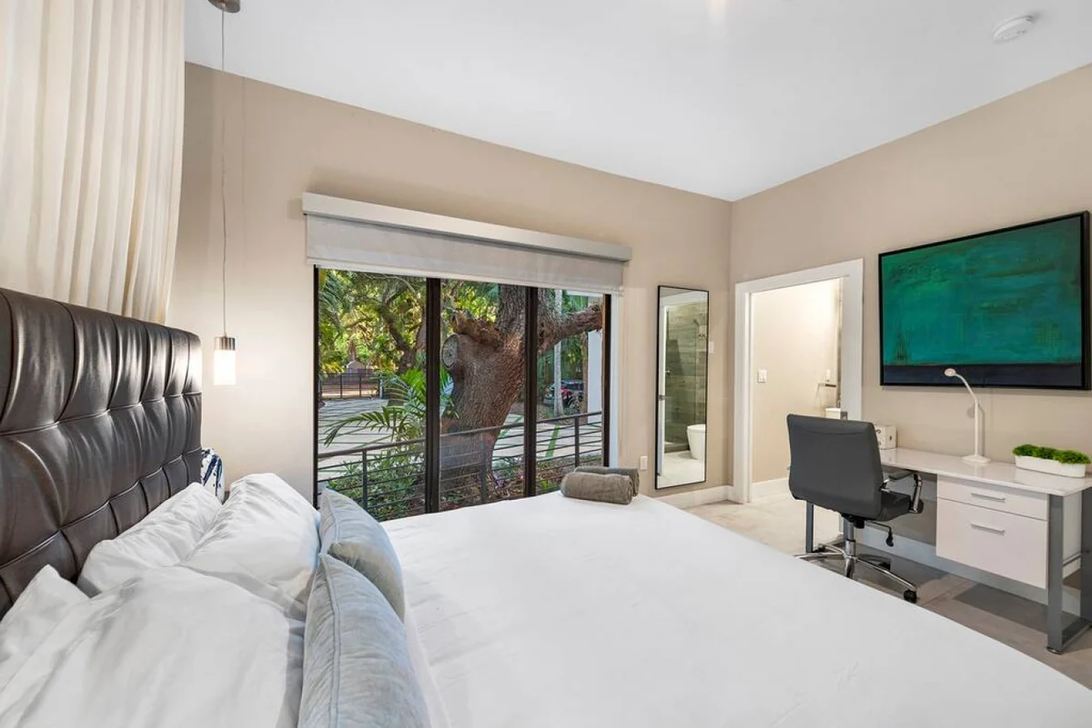 Lush Villa with heated Pool sleeps 13, Location! #99
