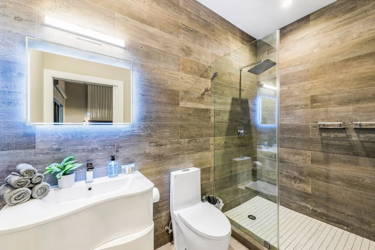 Lush Villa with heated Pool sleeps 13, Location! #103