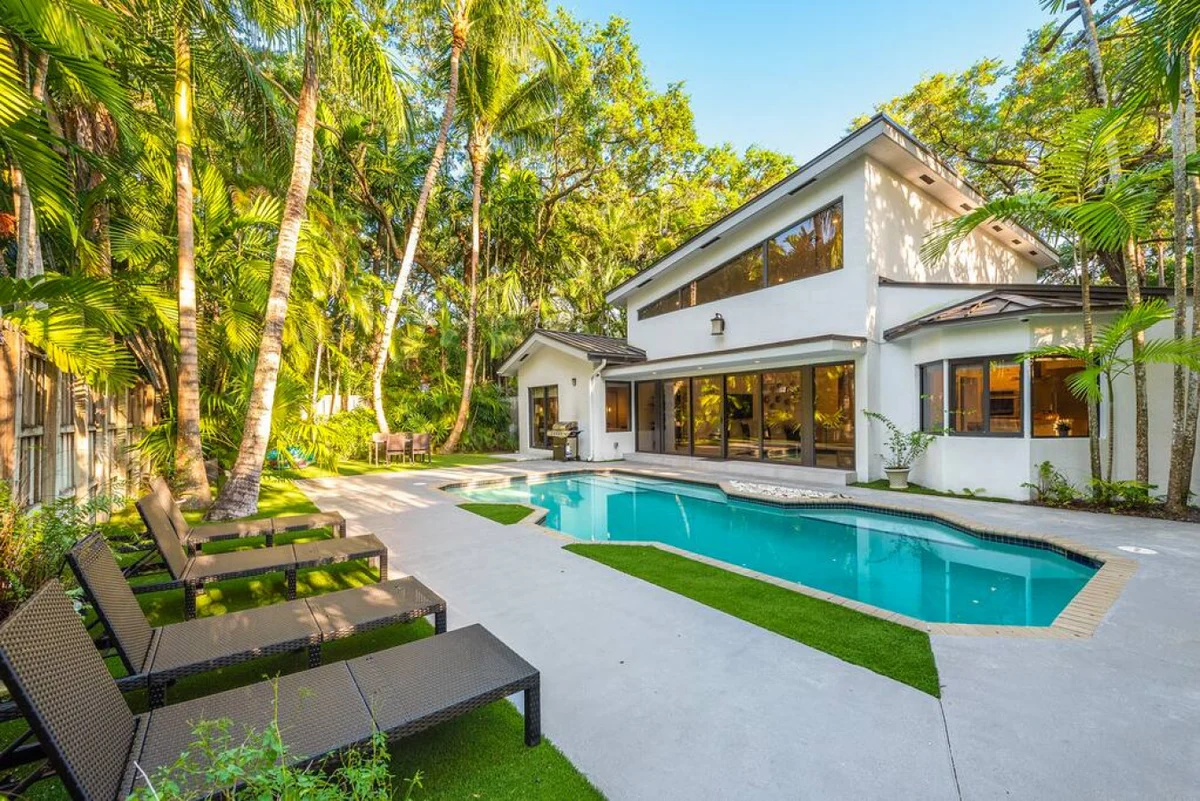 Lush Villa with heated Pool sleeps 13, Location! #98
